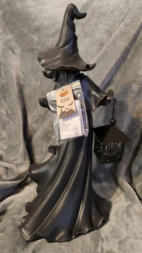 Cracker barrel witch figurine with black cat